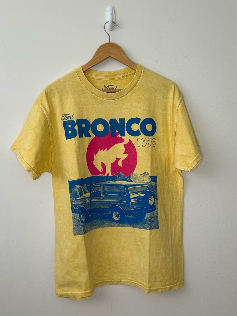 Ford Bronco Graphic T Shirt Mens L Yellow 100% Cotton Short Sleeve Crew Neck